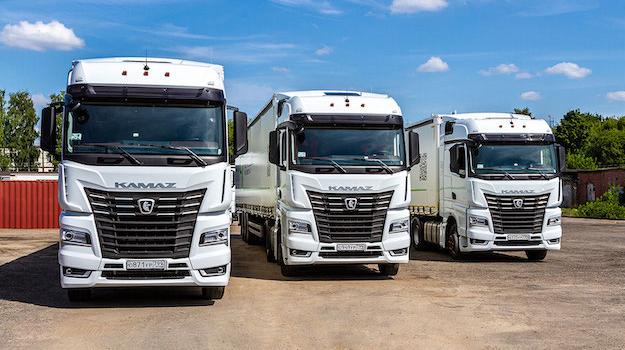 «ГосЛог» возьмет под контроль дальнобойщиков: зачем в России создают единый реестр автоперевозчиков